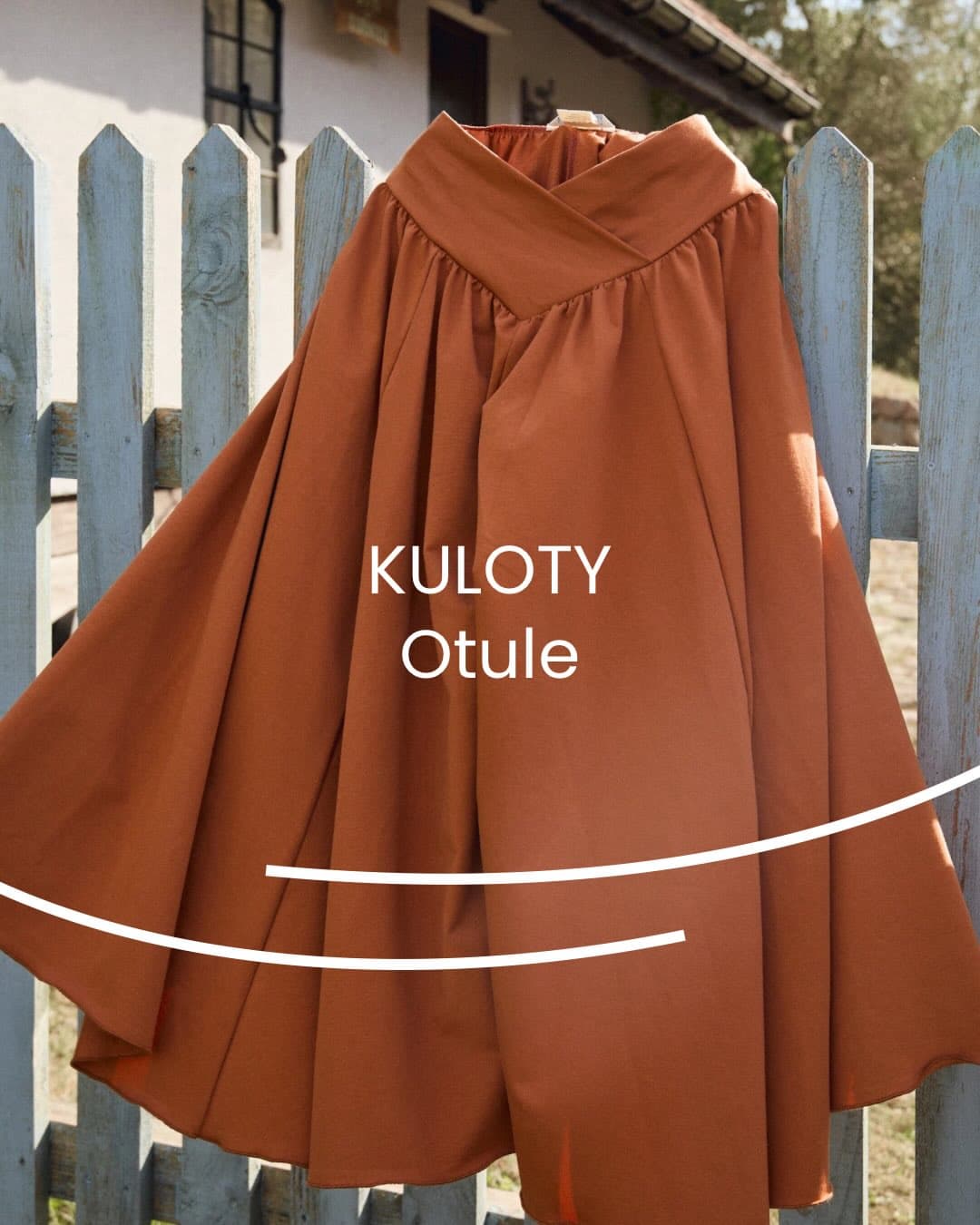 Kiedy projektowałyśmy kuloty, nie myślałam o jodze.
Myślałam o dniach, które nie mają planu.
O poranku, który zaczyna się wolno.
O ciele, które chce mieć przestrzeń.
O spodniach, w których można usiąść po turecku, wyjść na spacer, rozciągnąć się na macie i wrócić do kuchni po herbatę — bez przebierania się pięć razy.
Te kuloty są luźne, ale nie „bezkształtne”.
Miękkie, ale nie workowate.
Trzymają się tam, gdzie trzeba — a resztę zostawiają w spokoju.
Uszyte z bawełny French Terry z certyfikatem GOTS.
Oddychają szeroko.
Płynął w ruchu.
Nie pytają, co dziś robisz — po prostu są.
To są spodnie na dni, w których nie chcesz niczego udowadniać.
Ani ciałem.
Ani tempem.
Ewentualnie stylem ;)
Zakładasz je i masz przestrzeń.
A czasem to naprawdę wszystko, czego potrzeba.
Ewa (1/10)