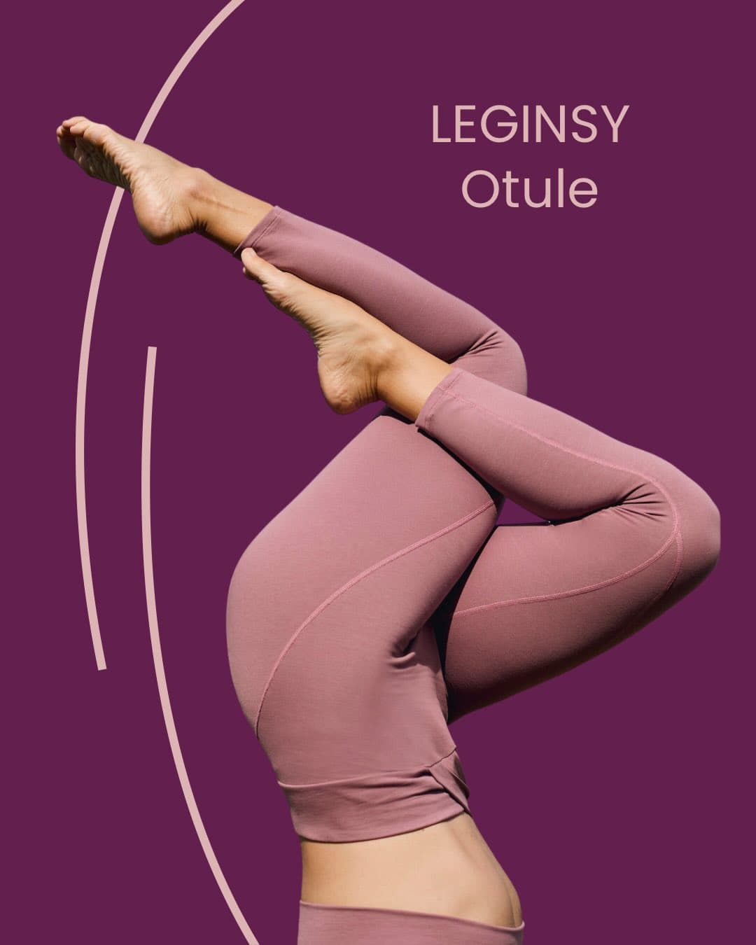 Zacznijmy od faktów.
Te legginsy nie mają szwu przez środek w kroku.
I nie dlatego, że „tak jest modnie”.
Tylko dlatego, że szew w tym miejscu zwyczajnie nie jest konieczny.
Przeprowadziłyśmy miękkie, obłe linie znad pośladków poprzez wierzch uda do wnętrza.
Uzyskałyśmy gładki przód, wydajny i stabilny wykrój, który nie generuje nadmiernego odpadu materiału.
Dzięki płaskim szwom typu autolap są one praktycznie niewyczuwalne na skórze.
W kroku jest niewidoczny z przodu klin — w kształcie łezki — który daje ciału przestrzeń w ruchu.
Przy siadaniu.
Przy skrętach.
Przy praktyce, która nie zawsze jest wygodna.
Pas jest wysoki i ułożony w literę V.
Osiada w talii.
Nie wpija się.
Nie roluje się.
Po prostu pracuje z ciałem, a potem wraca.
Uszyliśmy je z bawełny French Terry z certyfikatem GOTS,
bo ciało nie potrzebuje syntetycznego pancerza, żeby się poruszać.
Potrzebuje materiału, który oddycha i pracuje razem z nim.
Ta bawełniana dzianina zawiera 5% elastanu - tyle ile trzeba, żeby legginsy były wygodne i dały się wciągnąć, ale nigdy nie będą one wyglądały tak jak 20% spandeksowa zbroja.
To są legginsy, które możesz założyć na jogę.
Ale też takie, w których możesz wyjść do lasu, usiąść na trawie, stanąć na głowie albo po prostu poleżeć.
Nie mają Cię „poprawiać”.
Mają nie przeszkadzać.
I to było całe założenie. (1/8)