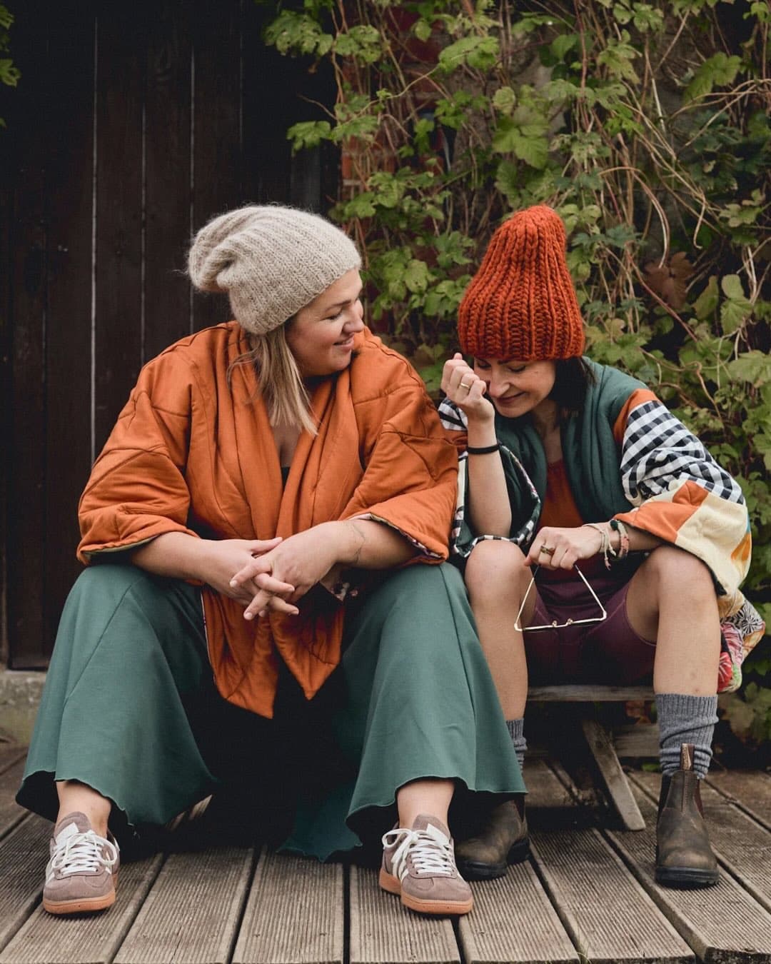 Ten projekt dojrzewał we mnie długo.
Dłużej, niż planowałam.
Dłużej, niż „powinien” w świecie, w którym mamy dwa lata promocyjnego ZUSu ;)
Były momenty ekscytacji — takie, kiedy po przymiarce wracałam do domu z motylami w brzuchu i kiedy widziałam jak dobre mogą też być efekty wizualne tego, co tak piękne w założeniach.
Były też momenty zwątpienia.
Takie, kiedy odkładałam telefon, bo nie miałam siły nic tłumaczyć.
Bo nie wiedziałam często czego dokładnie chcę.
Kiedy zmieniałam zdanie po raz trzeci i wracałam do tego, co było wcześniej.
Gdy widziałam, że coś jeszcze jest do poprawy, ale musimy już dobić do brzegu.
Teraz przed nowym początkiem przeżywam także swój smutek.
Bardzo wierzyłam w Naszewkę i dużo jej poświęciłam.
Cały czas uważam, że drugi obieg to najlepszy z możliwych wyborów.
Uczę się, że to wszystko jest częścią procesu.
Że wiele decyzji wymaga odłożenia w danej chwili i powrotu, kiedy słowa i obrazy same się wyklarują.
Że nie wszystko wymaga naszej natychmiastowej reakcji.
Świat się nie zawali, bo nie spełnimy oczekiwań.
OTULE powstawało równolegle z moim własnym uczeniem się siebie.
Z oswajaniem trudności w “normalnym” funkcjonowaniu,
w tym dziwnym świecie, który nas tu spotkał.
Szukaniem poczucia własnej wartości.
Z odpuszczaniem presji.
Z szukaniem przestrzeni, w której mogę robić rzeczy po swojemu — miękko, uczciwie, bez udawania.
To oczywiście proces i zaledwie początek.
Czasem mam wrażenie, że to nie ja stworzyłam ten projekt,
przecieram oczy.
I dziś, patrząc na te produkty i naprawdę absolutnie wartościowe idee, którą niosą,
czuję przede wszystkim wdzięczność.
Za czas.
Za ludzi.
Za to, że pozwoliłam sobie nie wiedzieć wszystkiego od razu.
Za swoja odwagę i konsekwencję.
To tyle - aż tyle.
Ale jest prawdziwe.
I na ten moment — to wystarczy.
Dziękuję, że jesteś tu ze mną.
Bez Ciebie to nie ma sensu.
Uwierz.
📸 @moizstudio
🫂 @agata_hogataa @anna.pietrzak.37819 (1/2)