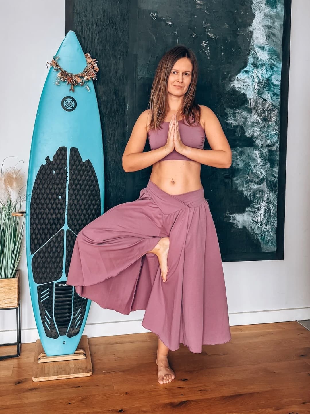 Poznaj komfort, który otula. 🌸 Czyli to co znalazłam w tym pięknym wrzosowym komplecie otrzymanym od polskiej marki @otule_joga.
Ledwo przymierzyłam ten strój i już mogę powiedzieć, że w najbliższym czasie będzie moim ulubionym 😍 Top leży idealnie, a spodnie cudownie hipnotyzują z każdym ruchem.
Komplet został uszyty z wysokiej jakości bawełny organicznej z certyfikatem GOTS (95%) z domieszką 5% elastanu, a więc jest niezwykle przyjemny w dotyku i przyjazny dla skóry.
Top klasyczny z lekkim marszczeniem i nisko wyciętym tyłem, nie uciska żeber, ani nie spłaszcza biustu.
Za to spodnie, tzw. kuloty o ultra szerokich nogawkach prezentują się zjawiskowo, pięknie się układają i dają pełną swobodę ruchu.
Ten komplecik to polskie rzemiosło w najlepszym wydaniu. Ja jestem oczarowana i mocno kibicuję dalszemu rozwojowi marki Otule 🫶
🎁 𝗣𝗥𝗘𝗭𝗘𝗡𝗧 𝗗𝗟𝗔 𝗖𝗜𝗘𝗕𝗜𝗘
A jeśli Tobie też się marzy takie „otulenie”, z moim kodem: „kobiecewydarzenia15” otrzymasz 15% zniżki na całe zamówienie w sklepie Otule! Link znajdziesz na profilu @otule_joga
⏰ 𝗨𝗪𝗔𝗚𝗔: Kod jest ważny tylko do niedzieli, więc warto zerknąć na ich stronę już teraz.
💬 Daj znać w komentarzu, jak Ci się podoba ten wrzosowy odcień? 💜
#współpracareklamowa #polskamarka #ubraniadojogi (1/4)