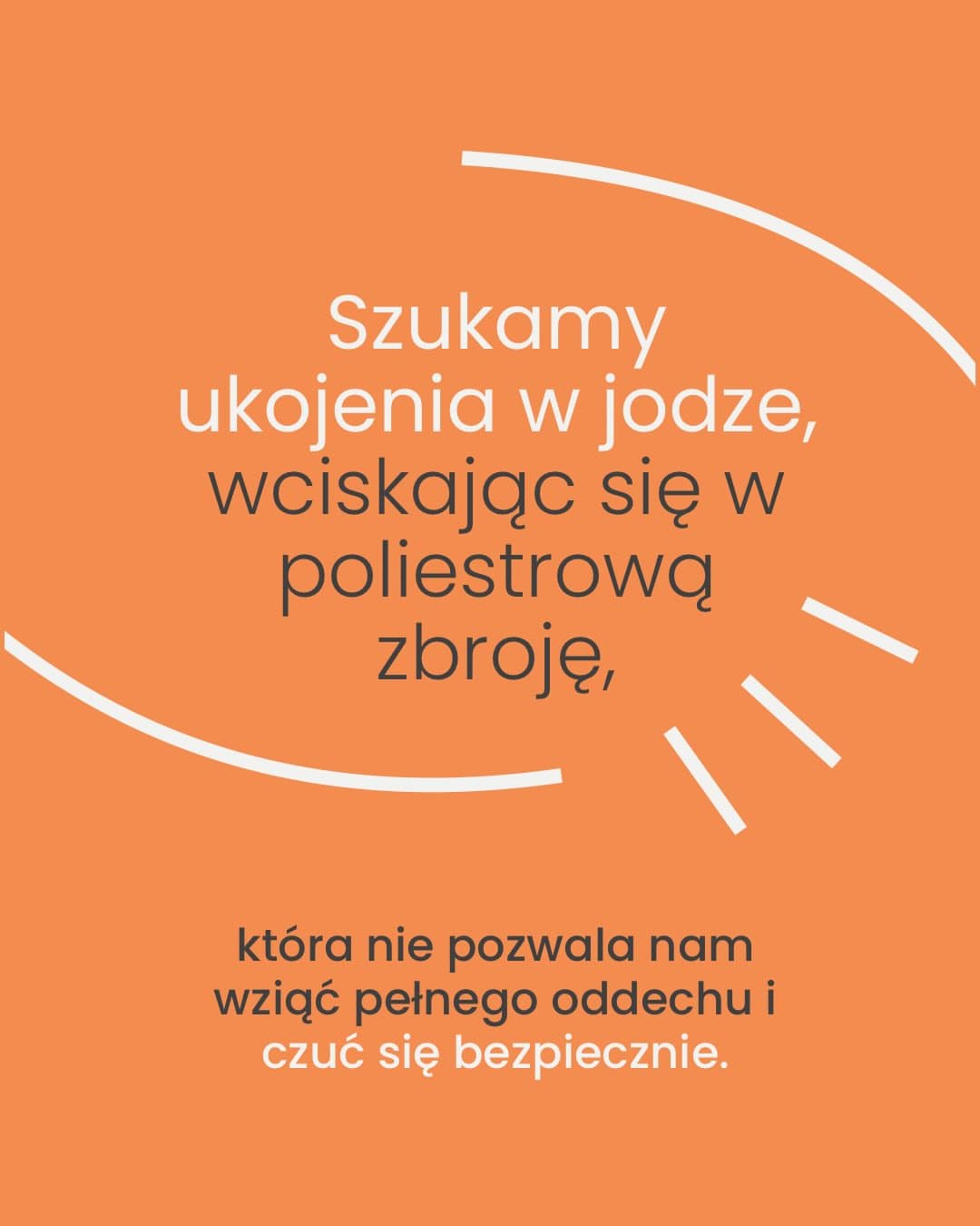 Jesteś tu i teraz?
Wybierasz się na matę odzyskać kontakt z ciałem?
Czym otulasz swoje ciało podczas praktyki?
Często idziemy na jogę, żeby zdjąć z siebie napięcie całego dnia, a wchodzimy na matę w czymś, co przypomina plastikowy pancerz. Wybieramy syntetyczne sety, bo dobrze wyglądają na zdjęciach, ale nasze ciało rzadko podziela ten entuzjazm.
Kiedy skóra się rozgrzewa, zaczyna chłonąć to, co ma najbliżej. A poliester, umówmy się, to po prostu ropa naftowa w ładnym kolorze.
Nie chcę Cię straszyć badaniami o nanoplastiku w krwiobiegu, choć są dość jednoznaczne. Chcę Cię raczej zapytać o to, czy naprawdę czujesz swobodę, gdy Twoja skóra nie ma jak oddychać.
Wierzę, że tam, gdzie szukamy bliskości ze sobą, warto postawić na naturę. Bawełna GOTS nie tylko nie dostarcza Twojemu organizmowi nieproszonych gości w postaci chemii, ale przede wszystkim pozwala Ci zapomnieć o tym, co masz na sobie.
Napisałam o tym nieco więcej na blogu. Bez paniki, za to z konkretami o tym, jak mikroplastik przenika przez skórę i dlaczego te 95% organicznej bawełny w składzie robi tak wielką różnicę.
Tekst czeka na blogu na Otule.pl
– link znajdziesz w bio. (1/5)