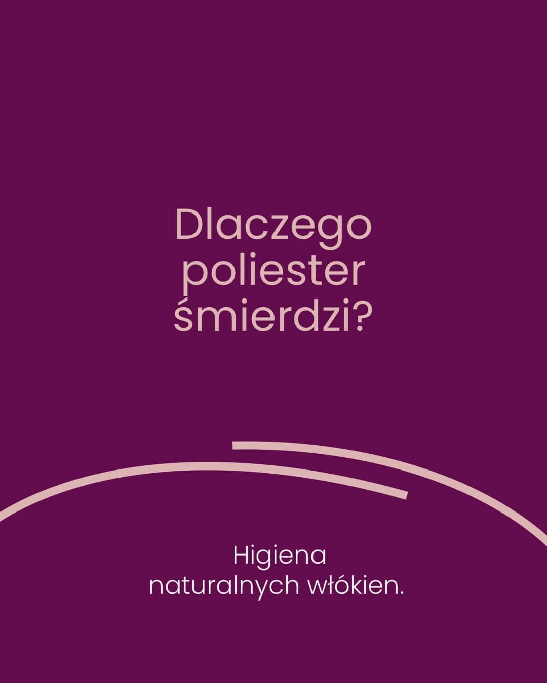 Czy czujesz różnicę w zapachu, gdy rozwieszasz mokre ubrania sportowe, a te z bawełny? Czy zdarzyło Ci się, że Twój ulubiony set do jogi zaczyna pachnieć „starością” zaraz po tym, jak tylko Twoje ciało złapie temperaturę? Czy zastanawiałaś się kiedyś, dlaczego plastik tak kurczowo trzyma się woni, której wolałybyśmy nie czuć?
Pamiętam swoje zajęcia w pełnym, syntetycznym rynsztunku. Wyglądałam profesjonalnie - tak wtedy uważałam, ale przyjemność przebywania z samą sobą była wątpliwa.
Problem z poliestrem polega na tym, że on nie jest głodny Twojego potu. On go tylko więzi. Syntetyczne włókna są z natury oleofilne – kochają tłuszcze. Kiedy się pocisz, poliester przyciąga lipidy z Twojego potu jak magnes, tworząc na powierzchni materiału idealną pożywkę dla bakterii. To one, a nie sam pot, odpowiadają za ten ostry, drażniący zapach.
Możesz prać te rzeczy w wysokich temperaturach, używać płynów dla sportowców, ale struktura plastiku jest bezlitosna: zapach zostaje w środku, bo bakterie mają tam swój bezpieczny azyl. Dotyczy to tak samo czarnych topów, jak i tych beżowych i neonowych.
Kontrast ze szczerą bawełną jest niemal brutalny. Na bawełnie GOTS, którą wybrałam do Otule, pot widać. Pojawiają się ciemniejsze plamy pod pachami czy na plecach. I wiesz co? To jest okej.
Bawełniana pętelka (nasz French Terry) ma tę cudowną zdolność, że absorbuje wilgoć i pozwala jej odparować, zamiast ją kisić. Naturalne włókna nie tworzą barier nie do przebicia. Dzięki temu, nawet jeśli po intensywnej praktyce Twoja koszulka jest mokra, ona nie razi zapachem. Czujesz pot, który jest częścią Twojej pracy na macie, a nie chemiczny odór rozkładających się bakterii uwięzionych w ropie naftowej.
Wybierając materiał do Otule, szukałam ulgi. Nasza bawełna GOTS to wybór higieniczny. To zgoda na fizjologię.
Wolę widzieć ślad Twojego wysiłku na tkaninie, niż czuć, że Twój „oddychający” plastikowy mundurek właśnie złapał wilgoć.
Więcej o tym, jak nasze materiały traktują Twoją skórę, przeczytasz na blogu Otule.pl.
Nie musisz niczego udowadniać – możesz po prostu oddychać. Nawet gdy jest intensywnie. (1/5)