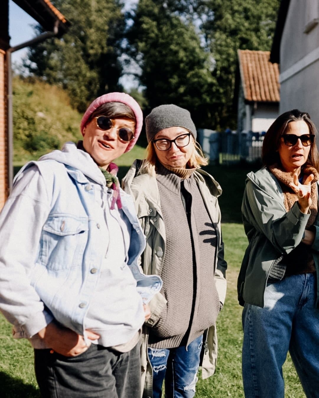 Gdzie teraz jesteś – w gąszczu powiadomień czy w miejscu, które pozwala Ci usłyszeć własne myśli? Czy czujesz, że Twój system nerwowy potrzebuje resetu? Czy masz ochotę zamienić choć na chwilę ciasne przestrzenie i zgiełk na zapach lasu i święty spokój?
Z Ewą @atmeyoga_ewaolszewska mamy podobnie. Często mijamy się w pośpiechu, rzucając tylko krótkie „cześć, pa”, ciągle pochłonięte zadaniami do wykonania. Brakuje nam czasu na prawdziwe dokończenie zdań, na wspólną kawę bez patrzenia na zegarek, na swobodną wymianę myśli.
Dlatego jedziemy do Dębogóry. Uciekamy tam przed informacyjnym hałasem, żeby naładować baterie w najbardziej naturalny sposób. Wybrałyśmy termin, który ukoi poświąteczną spinkę i przygotuje nas na majówkowy maraton w gronie najbliższych.
To nie będzie „obóz przetrwania” ani jogowy performance. Razem z Ewą cenimy najbardziej to, co niewymuszone. Chcemy stworzyć przestrzeń, w której możesz być po prostu sobą – w porozciąganym T-shircie, bez makijażu, z kubkiem herbaty w dłoni. To czas na budowanie relacji, na które w mieście nie ma miejsca, i na reset, którego nie da się zrobić w pięć minut między obowiązkami.
Zostało nam jeszcze 10 z 19 miejsc. Ta kameralna grupa to gwarancja, że każda z nas znajdzie swoją chwilę ciszy i nie będziemy czuły się przytłoczone zbyt dużą ilością nowych twarzy, a atmosfera będzie bliska i swobodna.
Jeśli czujesz, że potrzebujesz tego oddechu tak samo jak my – zapraszamy. Spotkajmy się tam, gdzie joga spotyka się z naturą, a my w końcu będziemy miały czas, by porozmawiać o czymś więcej niż tylko „co słychać”.
Szczegóły i zapisy znajdziesz na Otule.pl w zakładce Relaksy.
Zróbmy sobie ten prezent. Razem.
Ściskamy ciepło
Ewka&Ewka :) (2/8)