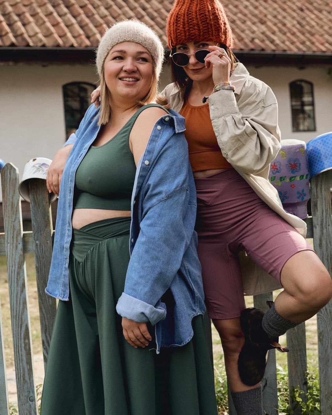 Twój brzuch to nie plac budowy. Nie potrzebuje zbrojenia.
Daliśmy sobie wmówić, że legginsy do jogi muszą nas „trzymać”. W efekcie kupujemy pancerze z 30-procentowym dodatkiem elastanu (!%?) i szerokimi, sztywnymi gumami, które mają nam obiecać “płaski brzuch”.
Cena tej obietnicy jest wysoka. Nadmierna kompresja rozleniwia Twoje mięśnie głębokie. Gdy zewnętrzny „stelaż” wykonuje pracę za Ciebie, Twoje ciało przestaje angażować naturalną stabilizację. Sztywna guma w pasie lub pod biustem działa jak tama. Blokuje dolne żebra i uniemożliwia pełny oddech przeponowy. Kiedy Twoje ciało chce wziąć głęboki wdech, napotyka na opór. Zamiast spokoju, fundujesz swojemu układowi nerwowemu sygnał alarmowy.
A potem przychodzi skłon. Guma będzie się zawijać, zginać i wbijać w brzuch. To słynne poprawianie ubrań co trzy asany. To nie Twoje ciało ma „zły kształt”. To guma nie podąża za ruchem kręgosłupa, bo zawsze będzie szukać najkrótszej drogi skurczu i zroluje się w najgłębszym zgięciu Twojego tułowia.
W Otule zrezygnowałam z szerokich, technicznych gum. Wybieram wysoki stan, który zostaje w talii dzięki konstrukcji, a nie dzięki uciskowi. Stosujemy cieniutkie gumki, organiczne kształty i pasy, które miękko otulają żebra, pozwalając im się rozszerzać.
Joga to oddech. Nie pozwól, by kawałek gumy decydował o tym, jak głęboki będzie Twój dzisiejszy wdech.
Wolisz pancerz czy przestrzeń? Daj znać w komentarzu.
Ta kolekcja to ubrania, które wiedzą, kiedy odpuścić. Sprawdź na Otule.pl. (1/4)