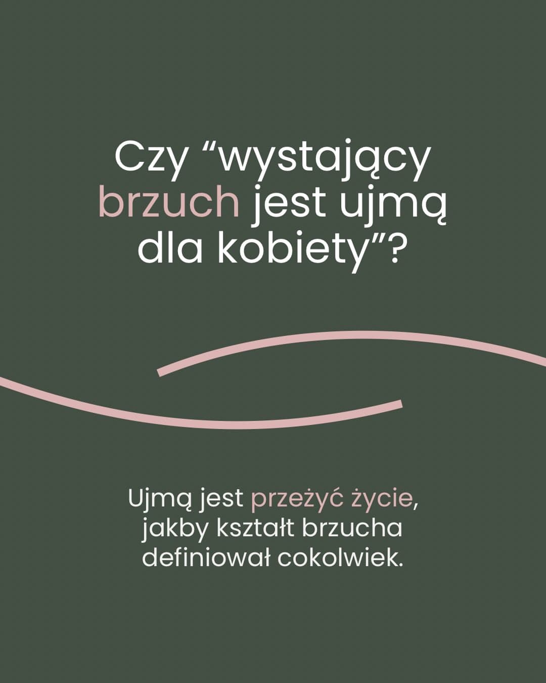 Twoje ciało to nie projekt do naprawy. To Twój wehikuł do odczuwania.
Czytałam właśnie nowy numer „Wysokich Obcasów Extra”. Dużo tu o kulturze wstydu, której centralnym punktem jest nasz miękki brzuch. Chodzi oczywiście o przekonanie, że brzuch powinien być płaski i do tego powinniśmy dążyć, ale i o nasze “miękkie podbrzusza”, czyli to wszystko, co podatne na zranienie.
Myślę sobie jak bardzo to jest w nas zakorzenione. Zawstydzanie przechodziło z pokolenia na pokolenie. Ktoś powiedział mi kiedyś, że “wystający brzuch jest ujmą dla kobiety”, a ja w to przez chwilę uwierzyłam. Dzisiaj myśle, że ujmą jest przeżyć życie, jakby rzeczywiście tak było.
Ile razy poprawiałaś się na macie, bo bałaś się, że Twoje ciało zostanie zauważone? Ile razy ćwicząc, patrzyłaś oceniająco na kogoś innego? Ani razu? Skoro Ty nie oceniasz innych, dlaczego zakładasz, że cały świat ocenia Ciebie? Być może nikt tego nie robi, a nawet jeśli, to tylko Ty masz moc odebrać sobie wolność z tego powodu.
Dzisiaj smuci mnie, kiedy zdaję sobie sprawę jak dużo energii poszło w piach z tego powodu. Ile dobrego nastroju odeszło gdzieś.
Teraz mówię sobie: Stara, jest dobrze. W takim kształcie, w swojej istocie, plus-minus dwa kilogramy, dożyjesz swoich dni. Tę ogromną energię, którą inwestujesz w naprawdę niestabilne mikro “ulepszenia” ciała można zainwestować w swoje pasje, relacje i w końcu - odczuwanie spokoju.
Nikogo tak naprawdę nie obchodzi kształt Twojego brzucha. Same sobie to robimy, kradnąc sobie czas na bezwstydne celebrowanie życia. Świat się nie rozpada, gdy odpuszczasz walkę o ideał. Wręcz przeciwnie, on się integruje. Mówi: „Popatrz, jaki jestem fajny, chcesz sobie tu pobyć?”.
W Otule nie znajdziesz pancernego elastanu, który ma Cię „naprawić” czy „trzymać w ryzach”. Znajdziesz konstrukcję, która szanuje Twój miękki brzuch i pozwala mu oddychać. Bo radość z bycia tu i teraz nie ma żadnego związku z tym, jak wyglądasz w skłonie.
Odpuść na chwilę i zobacz, jak fajnie jest po prostu być.
A Ty celebrujesz trasę czy ciągle poprawiasz wehikuł? Pamiętajmy, że w gruncie rzeczy wszystkie mamy bardzo podobnie. :))) (1/3)